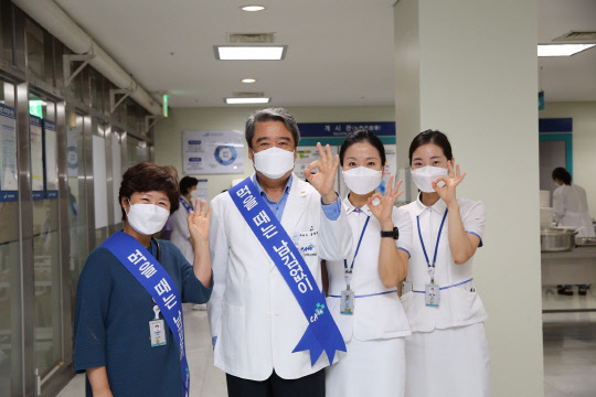홍창권 중앙대의료원장(왼쪽 두 번째)이 잔반제로 캠페인을 홍보하고 있다. 중앙대병원.